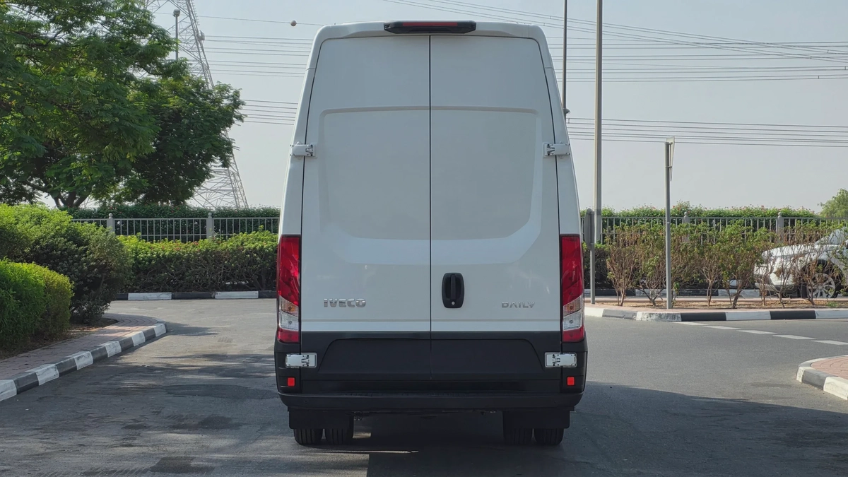 IVECO DAILY (White Automatic)