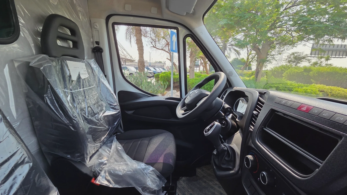 IVECO DAILY (White Automatic)