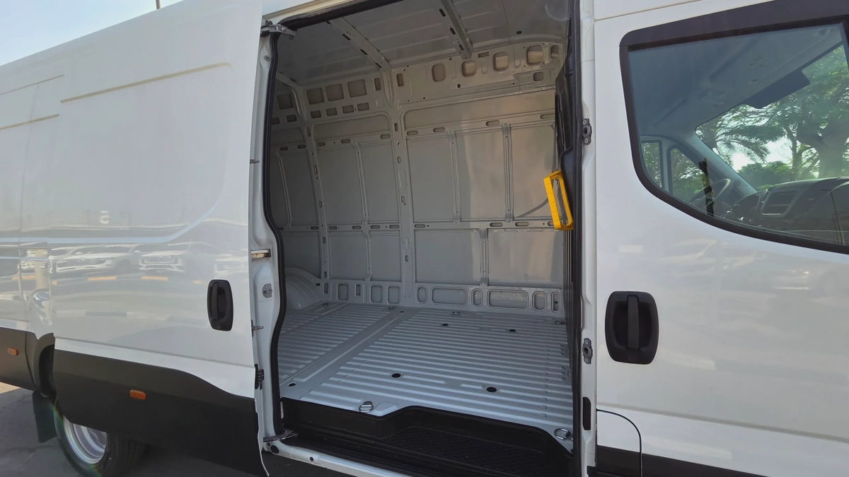 IVECO DAILY (White Automatic)