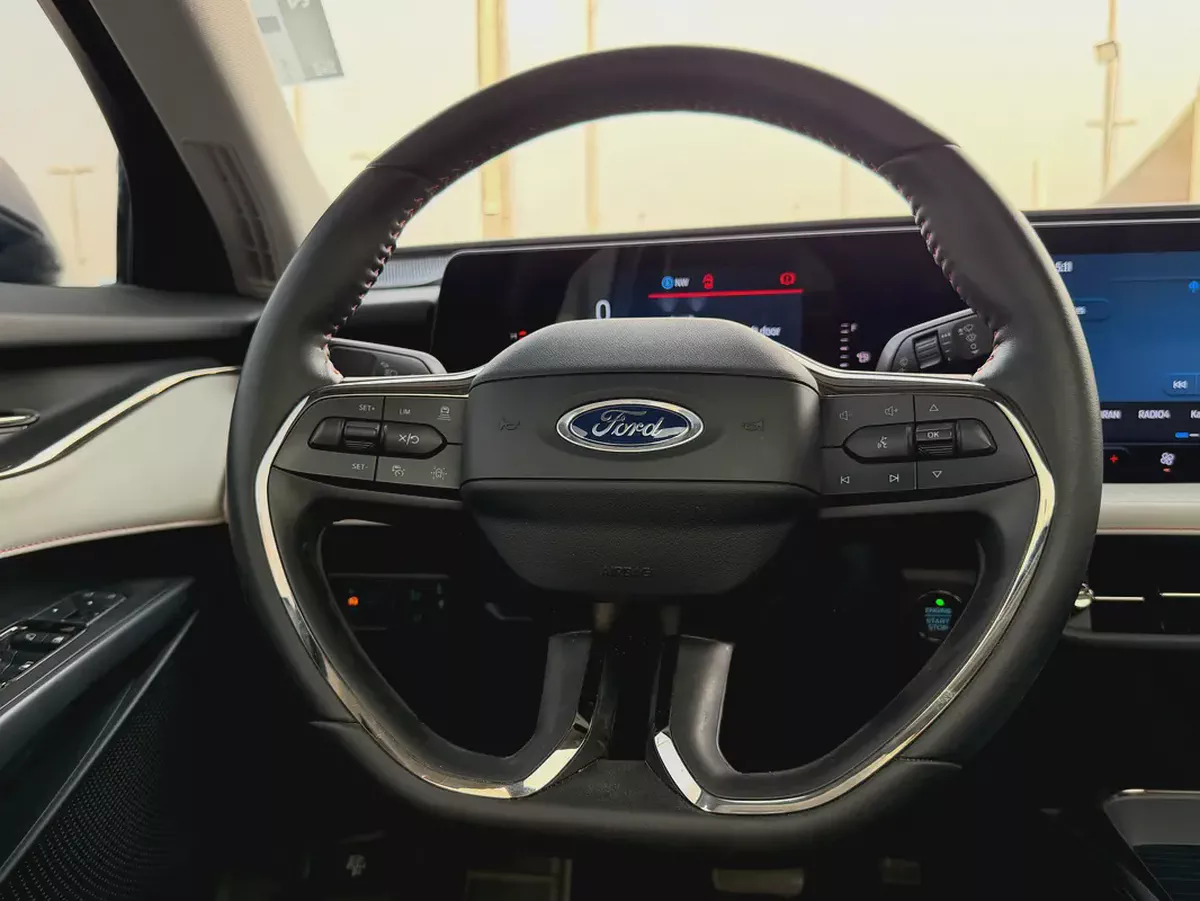 Ford Taurus Titanium -2023- GCC -FREE ACCIDENT-ORIGINAL PAINT-SERVICE AGENCY-UNDER WARRANTY-LOW MILA-11-11