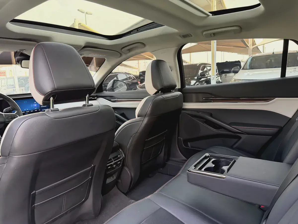 Ford Taurus Titanium -2023- GCC -FREE ACCIDENT-ORIGINAL PAINT-SERVICE AGENCY-UNDER WARRANTY-LOW MILA-8-8