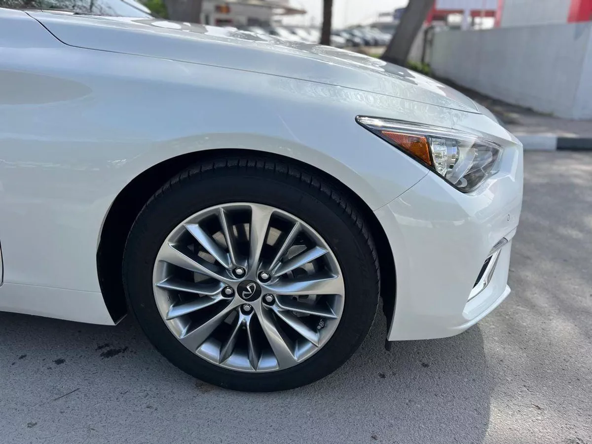Infiniti Q50 LUXE 3.0L-6-0