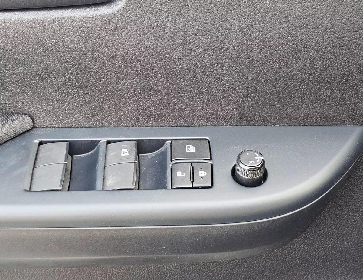 Toyota Hilux NARROW BODY DOUBLE CABIN NARROW BODY BASIC || DOUBLE CABIN / 2.7L PETROL V4 A/T / BED LINER | WINDOW VISOR | REAL CHROME BUMP-20-0