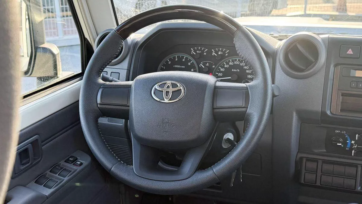 Toyota Land Cruiser Pick Up  Toyota Land Cruiser Pick-Up-4-0