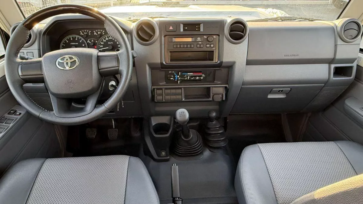 Toyota Land Cruiser Pick Up  Toyota Land Cruiser Pick-Up-5-0