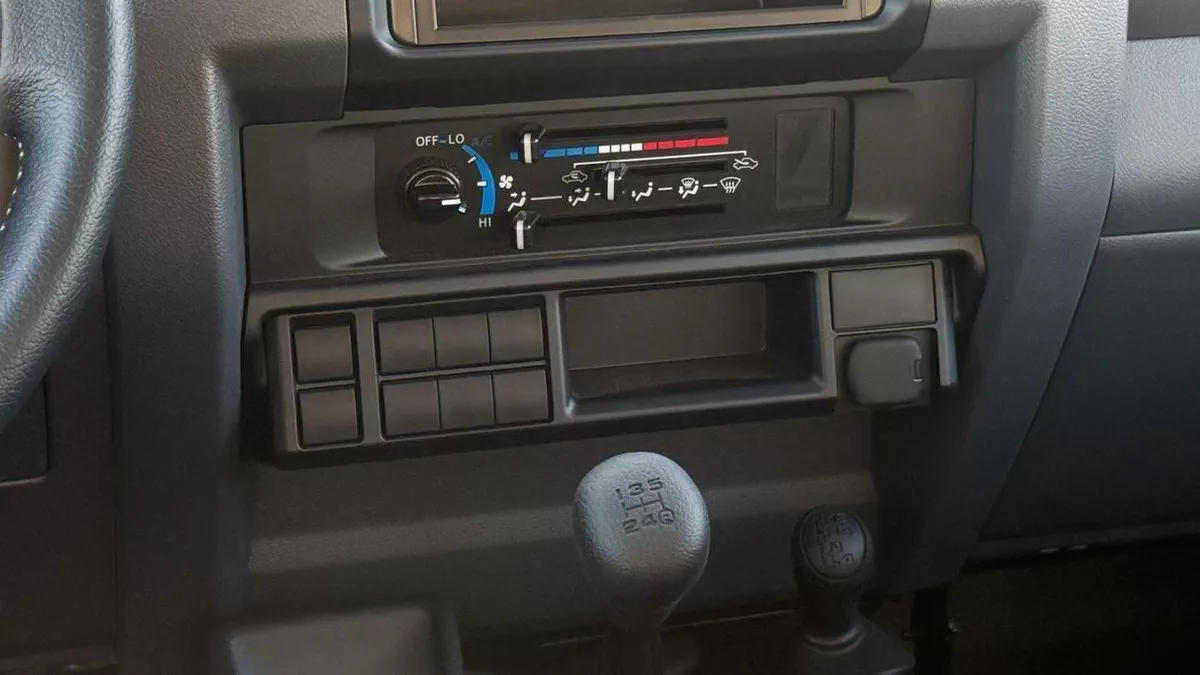 Toyota Land Cruiser Pick Up  Toyota Land Cruiser Pick-Up-6-0