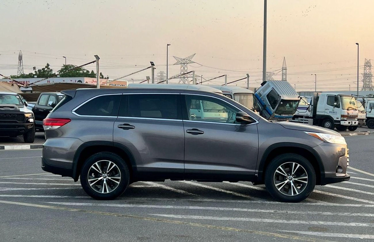 Toyota Highlander 2019 Toyota Highlander Le 3.5L V6 - AWD 4x4 - Rear Camera - Leather seat 7 --3-0