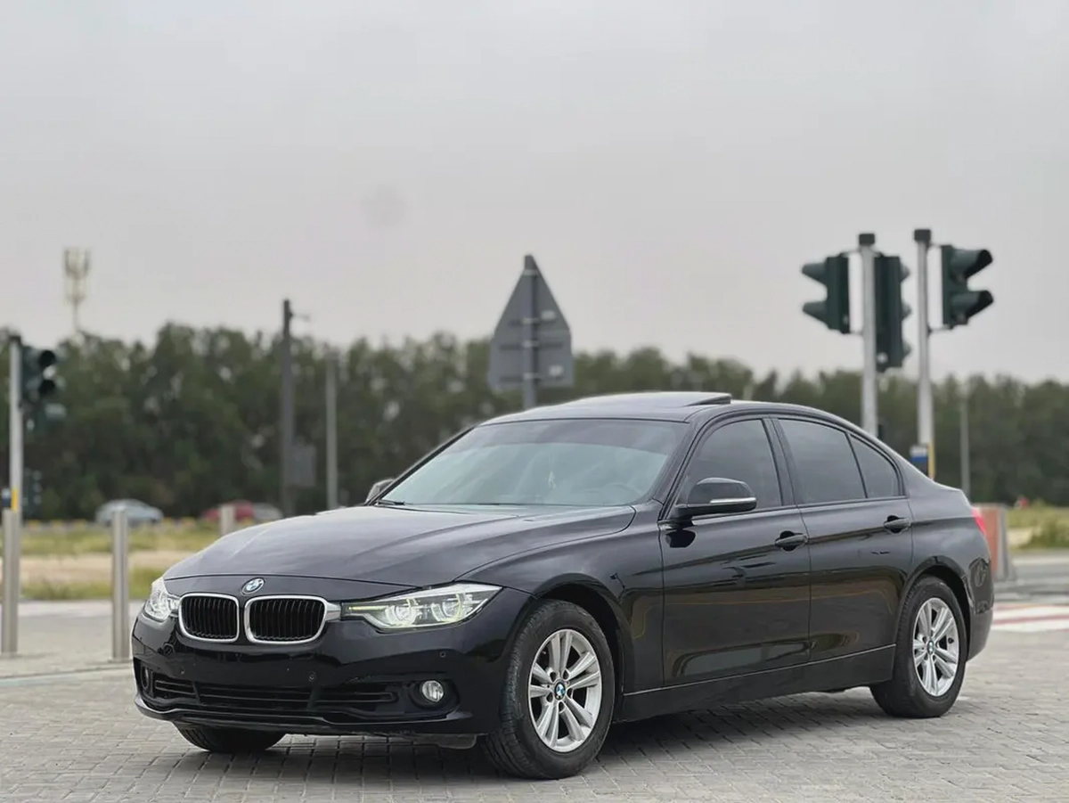BMW 3-Series 318ci 2018 GCC Specs - Excellent Condition-1-1