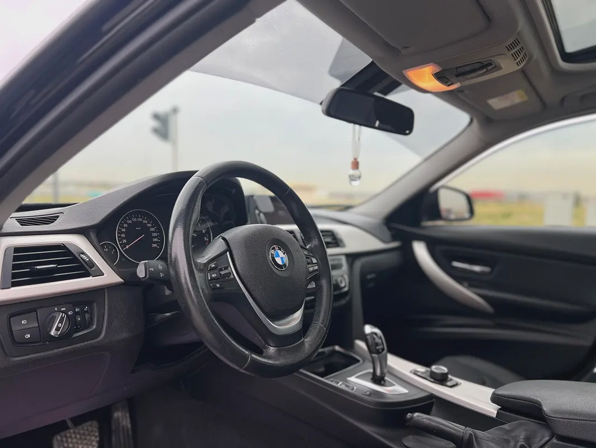 BMW 3-Series 318ci 2018 GCC Specs - Excellent Condition-9-9