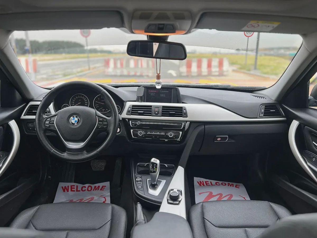 BMW 3-Series 318ci 2018 GCC Specs - Excellent Condition-11-11