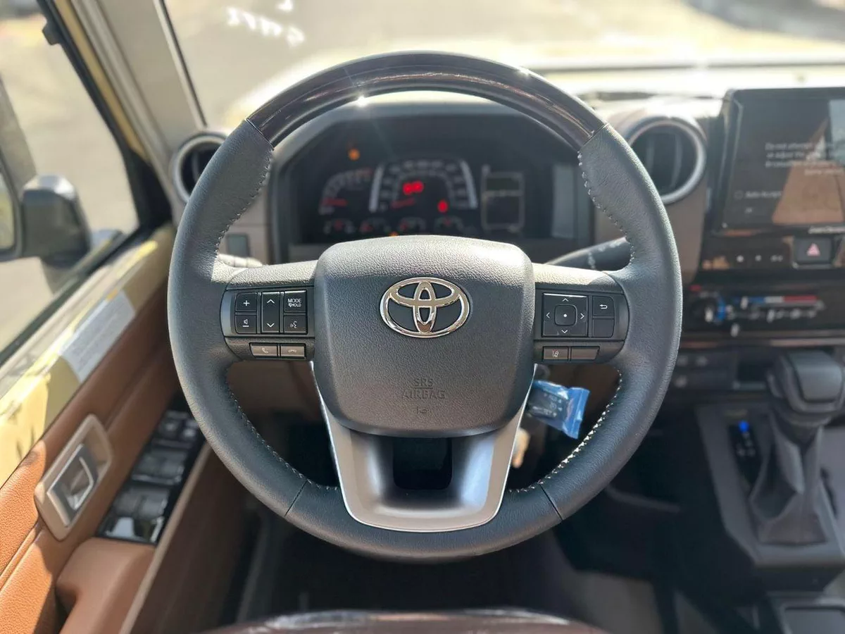 Toyota Land Cruiser Pick Up-5-0