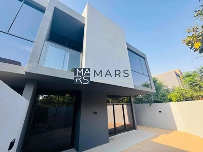 Brand new 4 bedroom corner unit with majlis in Robinia for rent just 195k-0