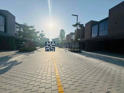 Brand new 4 bedroom corner unit with majlis in Robinia for rent just 195k-4