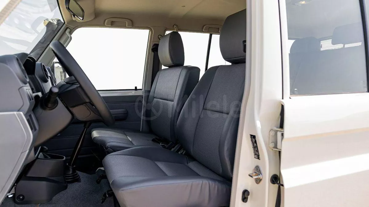 Toyota Land Cruiser 70 TOYOTA LAND CRUISER 76-11-0