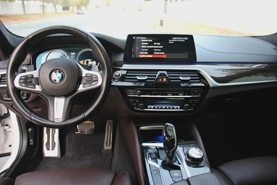 BMW M550i xDrive V8 2018 | GCC Specs | Pristine Condition-11