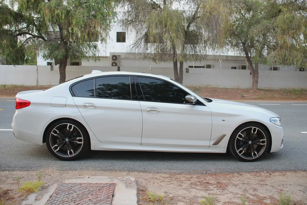 BMW M550i xDrive V8 2018 | GCC Specs | Pristine Condition-5-5