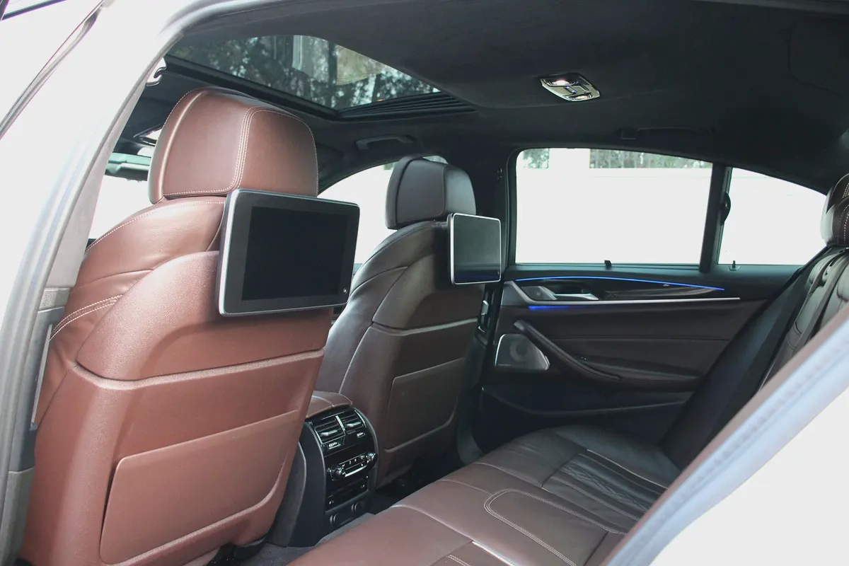 BMW M550i xDrive V8 2018 | GCC Specs | Pristine Condition-10-10