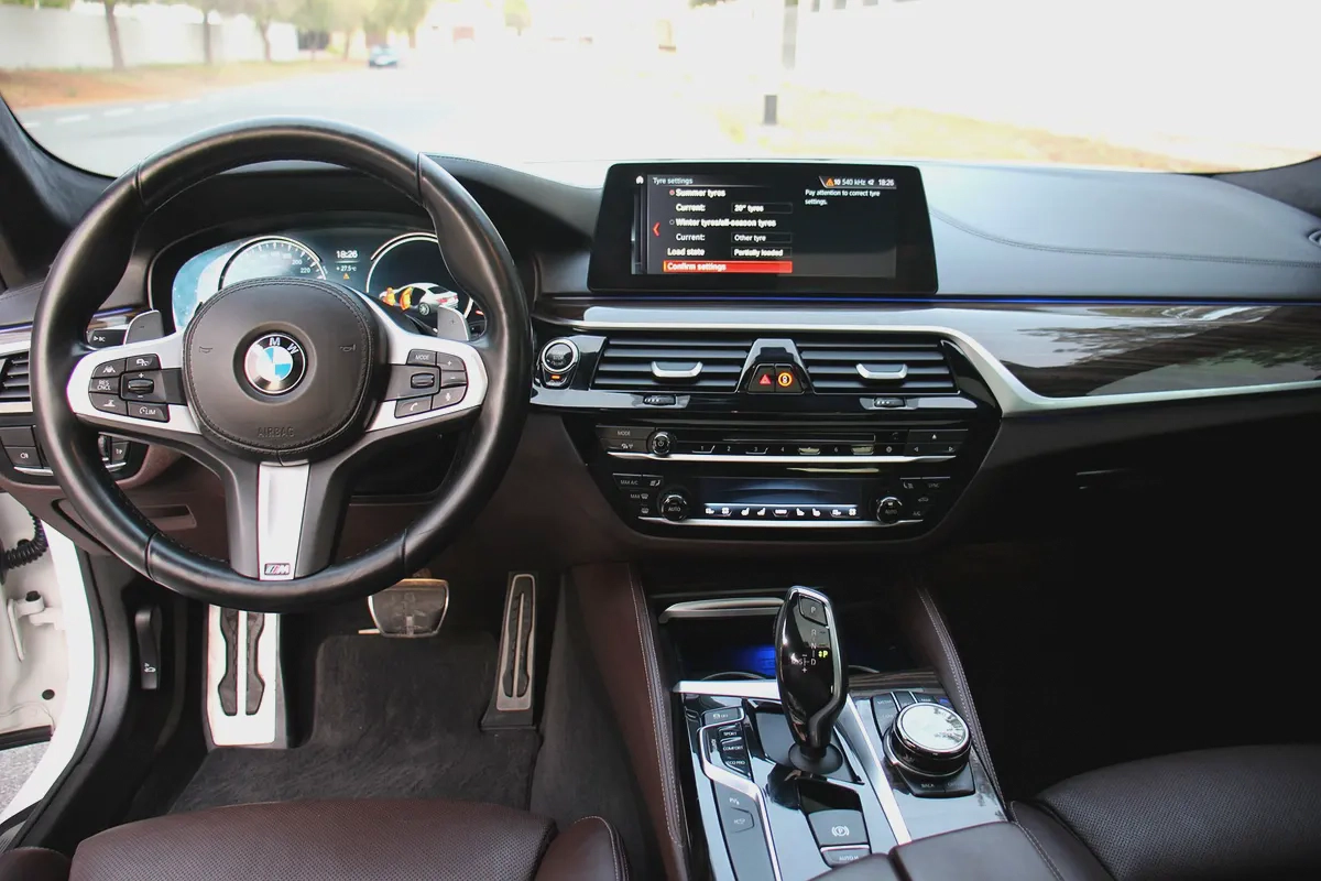 BMW M550i xDrive V8 2018 | GCC Specs | Pristine Condition-11-11