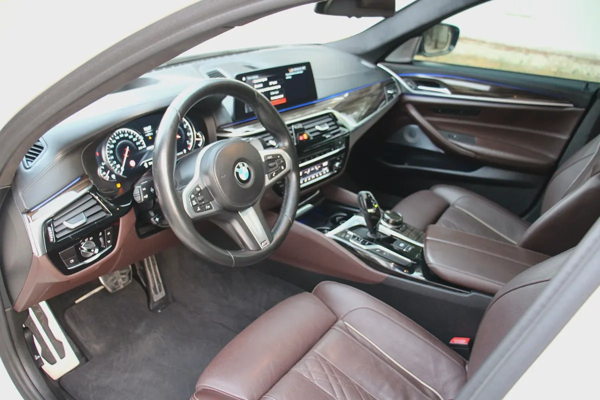 BMW M550i xDrive V8 2018 | GCC Specs | Pristine Condition-15-15