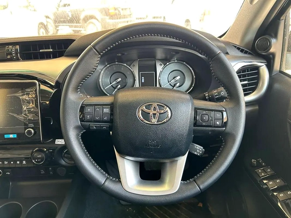 2025 TOYOTA RIGHT HAND DRIVE HILUX TOP-LINE D/CAB 2.8L DIESEL BRAND NEW 0KM