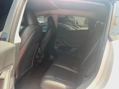 Tesla model Y Long Range 2022 GCC Under Warranty From Tesla-9