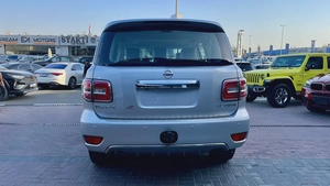 Nissan patrol SE platinum V6 full options original paint 100% Free Accident single ouner No issues