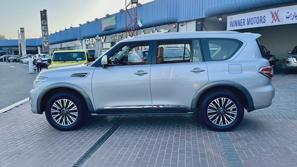 Nissan patrol SE platinum V6 full options original paint 100% Free Accident single ouner No issues