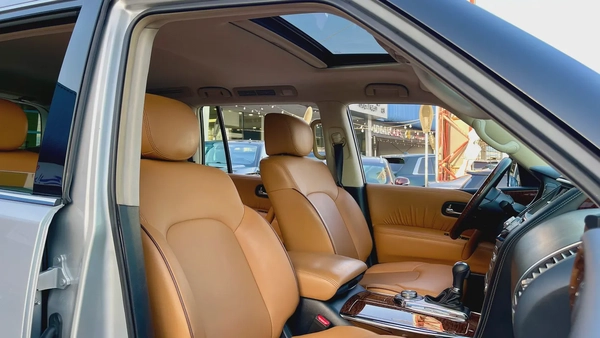 Nissan patrol SE platinum V6 full options original paint 100% Free Accident single ouner No issues