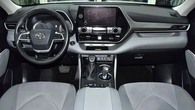 Toyota Highlander Hybrid GLE ( 2023 Model ) in White Color GCC Specs-9