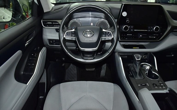 Toyota Highlander Hybrid GLE ( 2023 Model ) in White Color GCC Specs