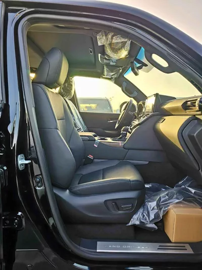 Toyota Land Cruiser GXR || 3.5L PETROL V6 / SMALL DVD / BIG BUMPER / 2 PWR SEAT + LEATHER / SUNROOF / CHROME CLADDING /-10