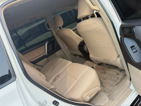 Toyota Prada 2013 white cooor GCc calen car
