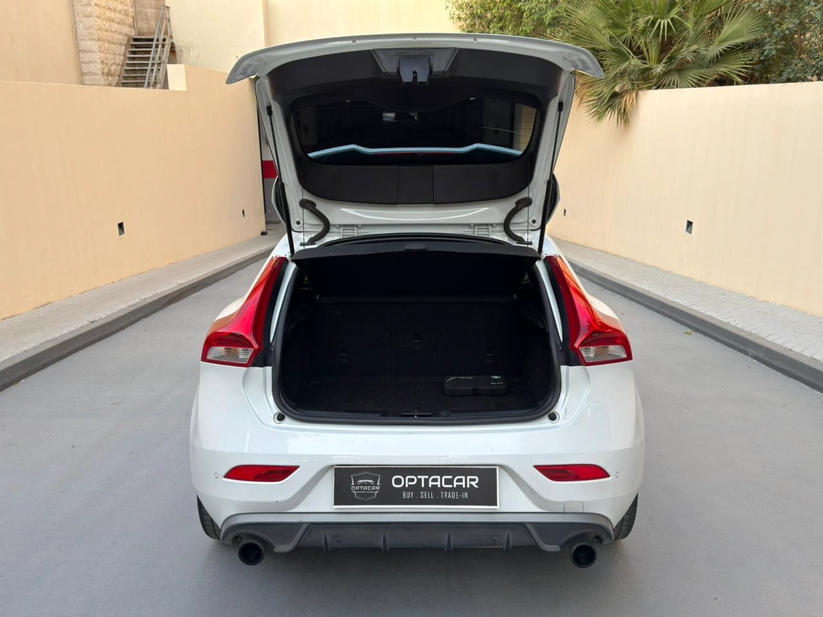 Gulf Specs 2016 VOLVO V40 T5 R-Design 2.0Litre V4 Turbo-Charged (Agency Maintained Till-Date)-12-12