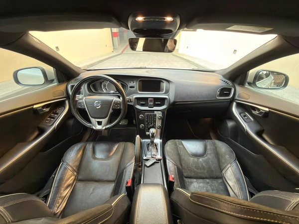 Gulf Specs 2016 VOLVO V40 T5 R-Design 2.0Litre V4 Turbo-Charged (Agency Maintained Till-Date)