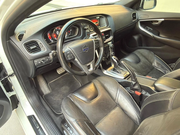 Gulf Specs 2016 VOLVO V40 T5 R-Design 2.0Litre V4 Turbo-Charged (Agency Maintained Till-Date)