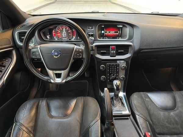 Gulf Specs 2016 VOLVO V40 T5 R-Design 2.0Litre V4 Turbo-Charged (Agency Maintained Till-Date)