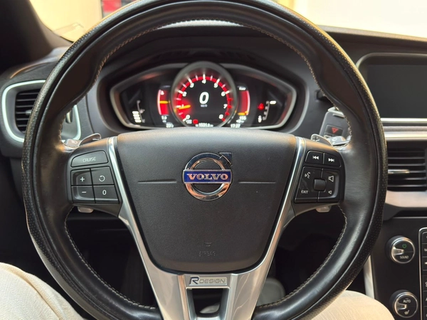 Gulf Specs 2016 VOLVO V40 T5 R-Design 2.0Litre V4 Turbo-Charged (Agency Maintained Till-Date)