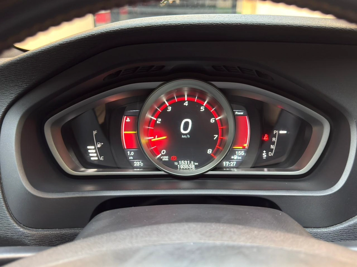 Gulf Specs 2016 VOLVO V40 T5 R-Design 2.0Litre V4 Turbo-Charged (Agency Maintained Till-Date)-16-16