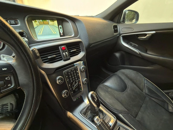 Gulf Specs 2016 VOLVO V40 T5 R-Design 2.0Litre V4 Turbo-Charged (Agency Maintained Till-Date)