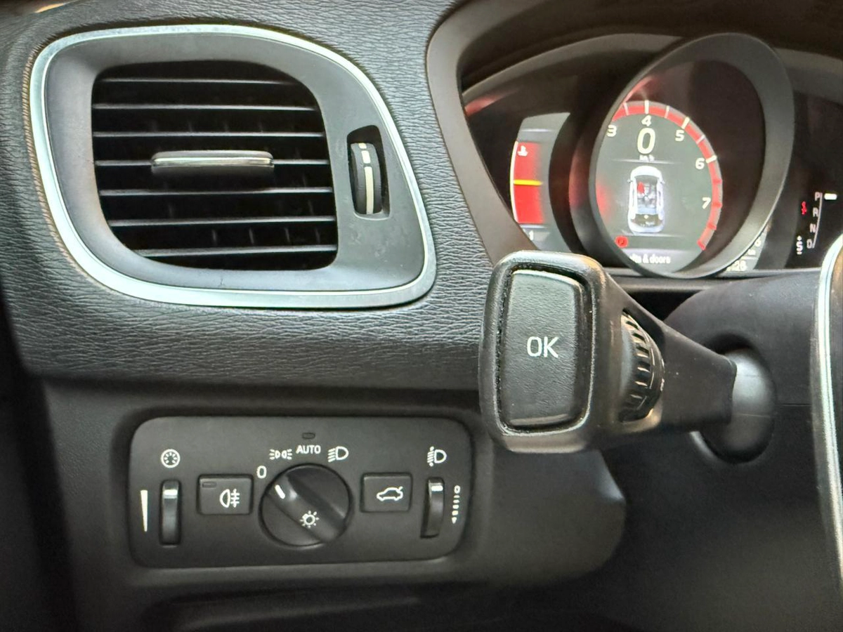 Gulf Specs 2016 VOLVO V40 T5 R-Design 2.0Litre V4 Turbo-Charged (Agency Maintained Till-Date)-6-6