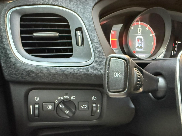 Gulf Specs 2016 VOLVO V40 T5 R-Design 2.0Litre V4 Turbo-Charged (Agency Maintained Till-Date)