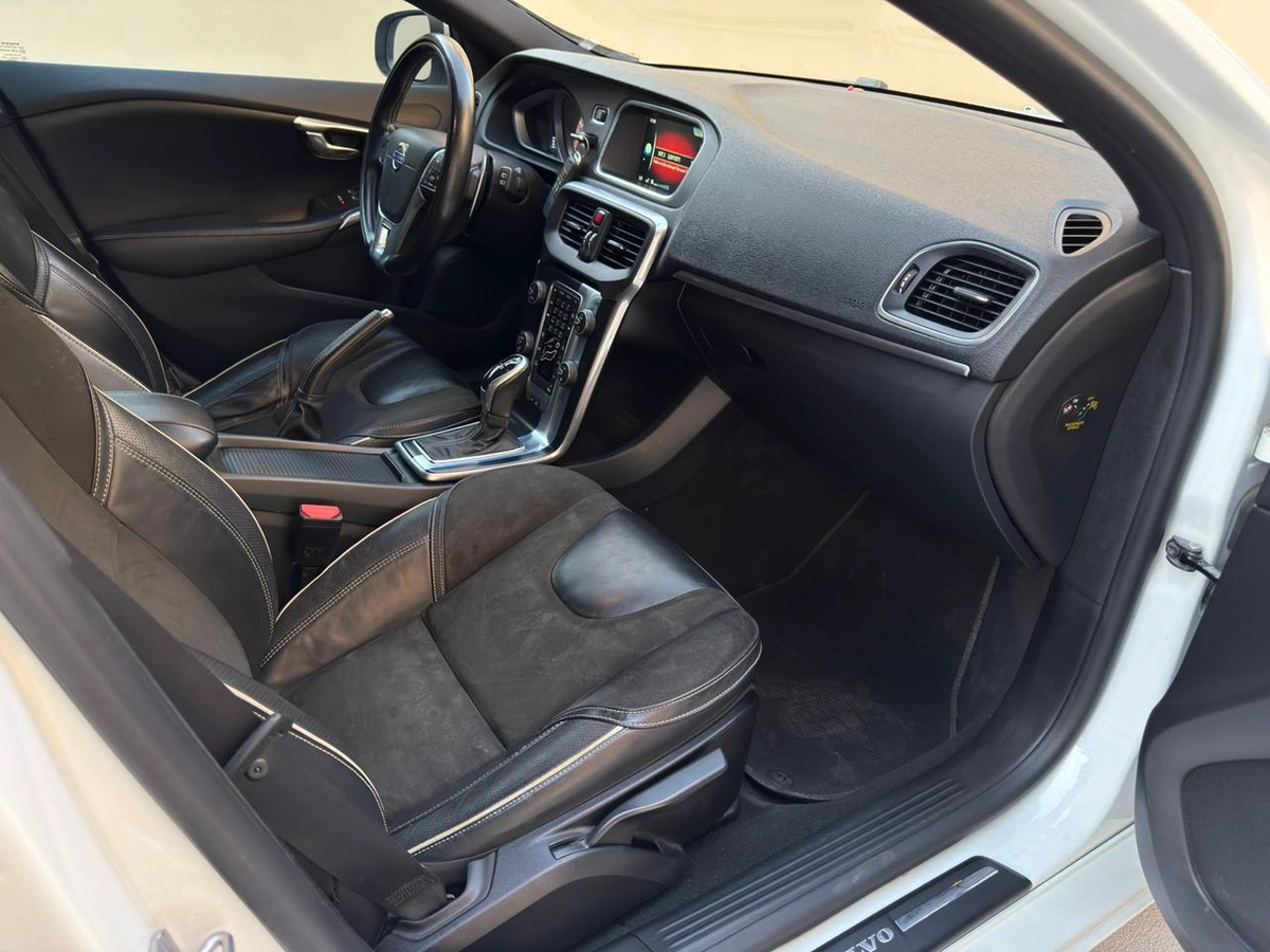 Gulf Specs 2016 VOLVO V40 T5 R-Design 2.0Litre V4 Turbo-Charged (Agency Maintained Till-Date)-4-4