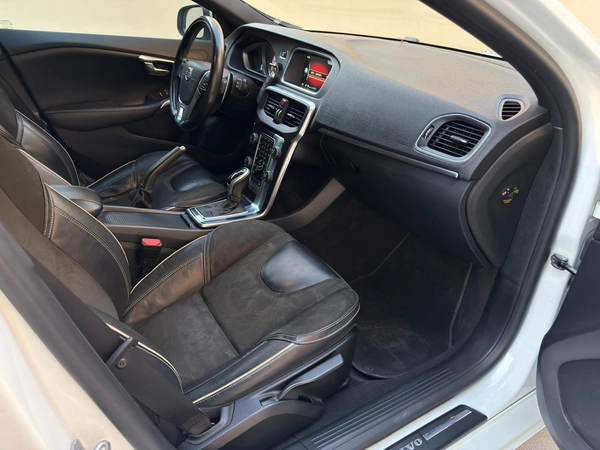 Gulf Specs 2016 VOLVO V40 T5 R-Design 2.0Litre V4 Turbo-Charged (Agency Maintained Till-Date)