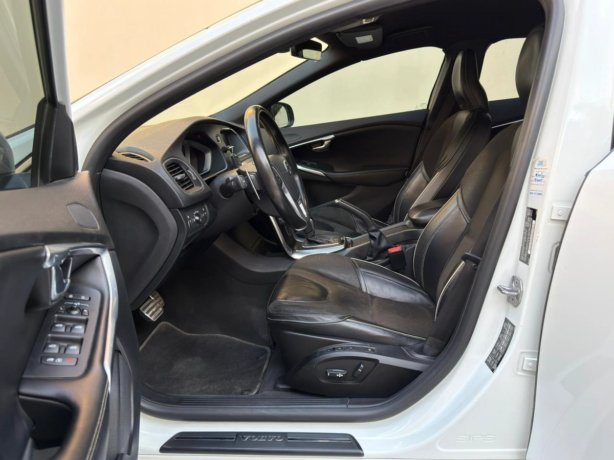 Gulf Specs 2016 VOLVO V40 T5 R-Design 2.0Litre V4 Turbo-Charged (Agency Maintained Till-Date)-17-17
