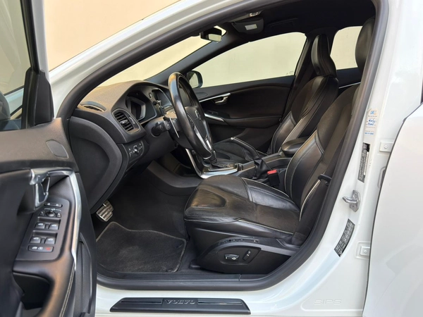 Gulf Specs 2016 VOLVO V40 T5 R-Design 2.0Litre V4 Turbo-Charged (Agency Maintained Till-Date)