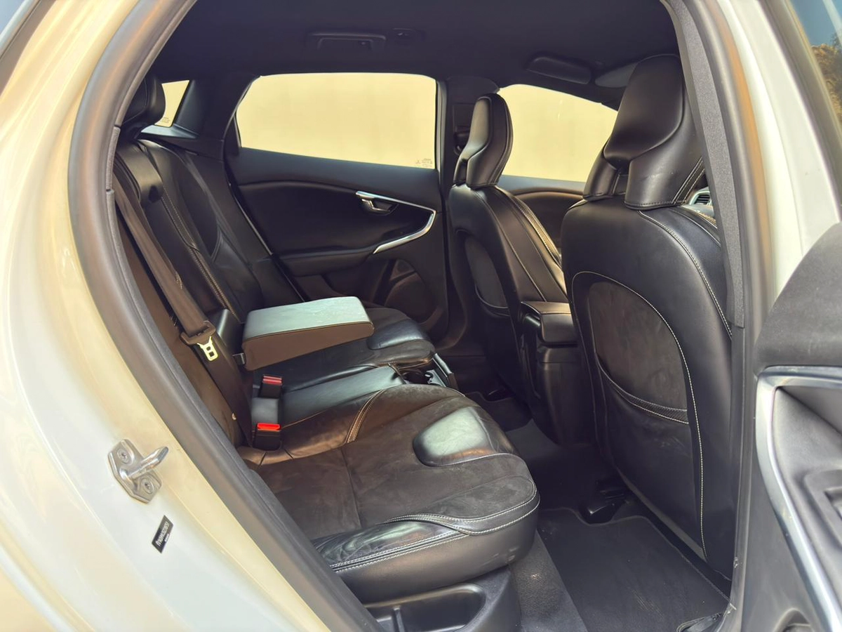 Gulf Specs 2016 VOLVO V40 T5 R-Design 2.0Litre V4 Turbo-Charged (Agency Maintained Till-Date)-14-14
