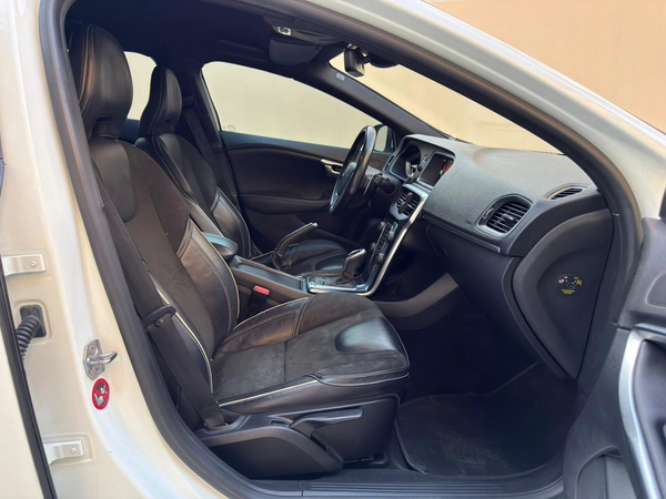 Gulf Specs 2016 VOLVO V40 T5 R-Design 2.0Litre V4 Turbo-Charged (Agency Maintained Till-Date)