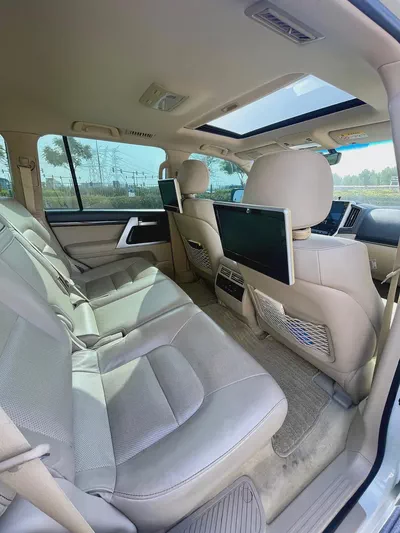 2019 Toyota Land Cruiser VXR 5.7L V8 | GCC Specs | White | 8-Seater | Full Option-14