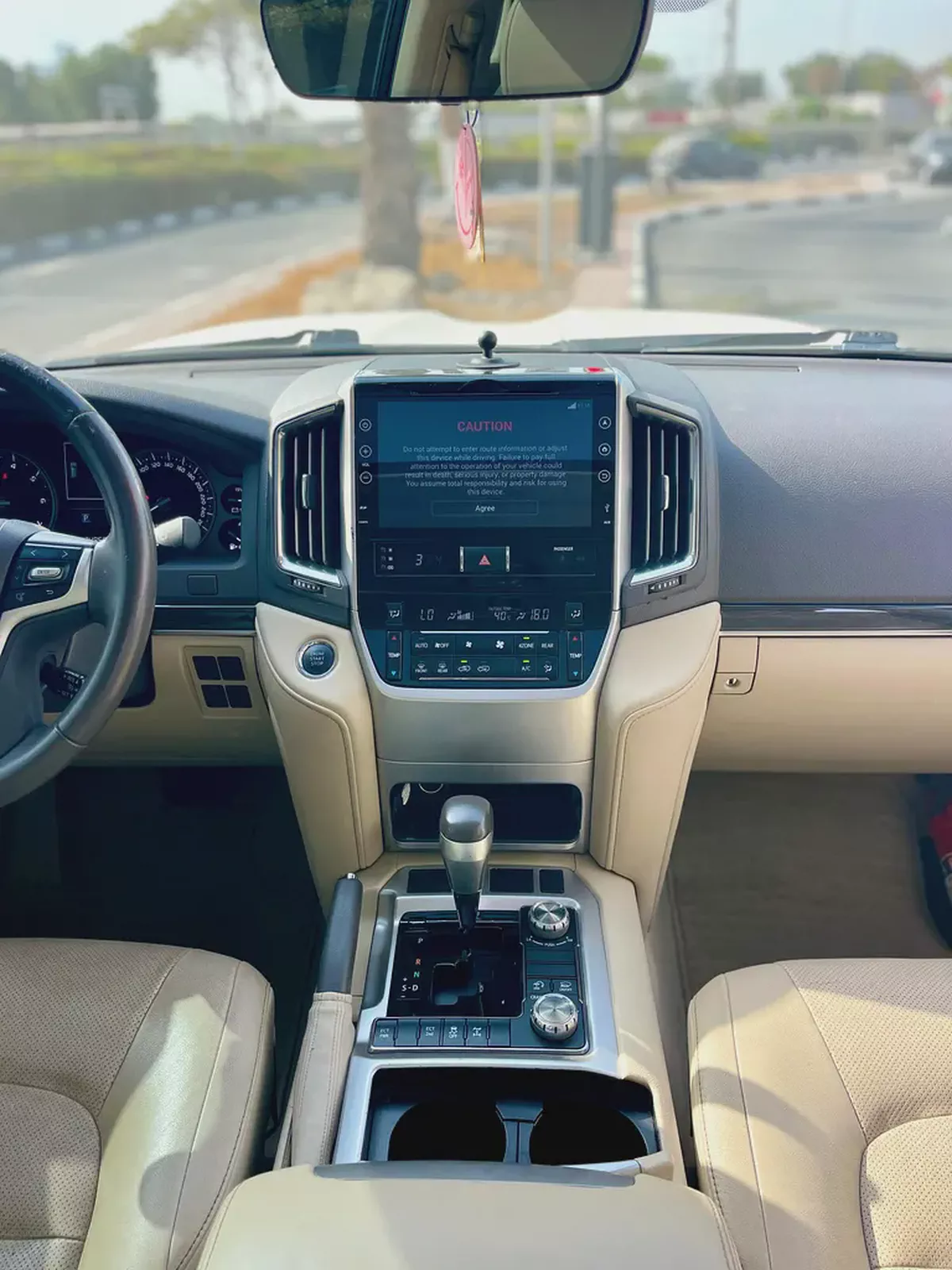 2019 Toyota Land Cruiser VXR 5.7L V8 | GCC Specs | White | 8-Seater | Full Option-10-10