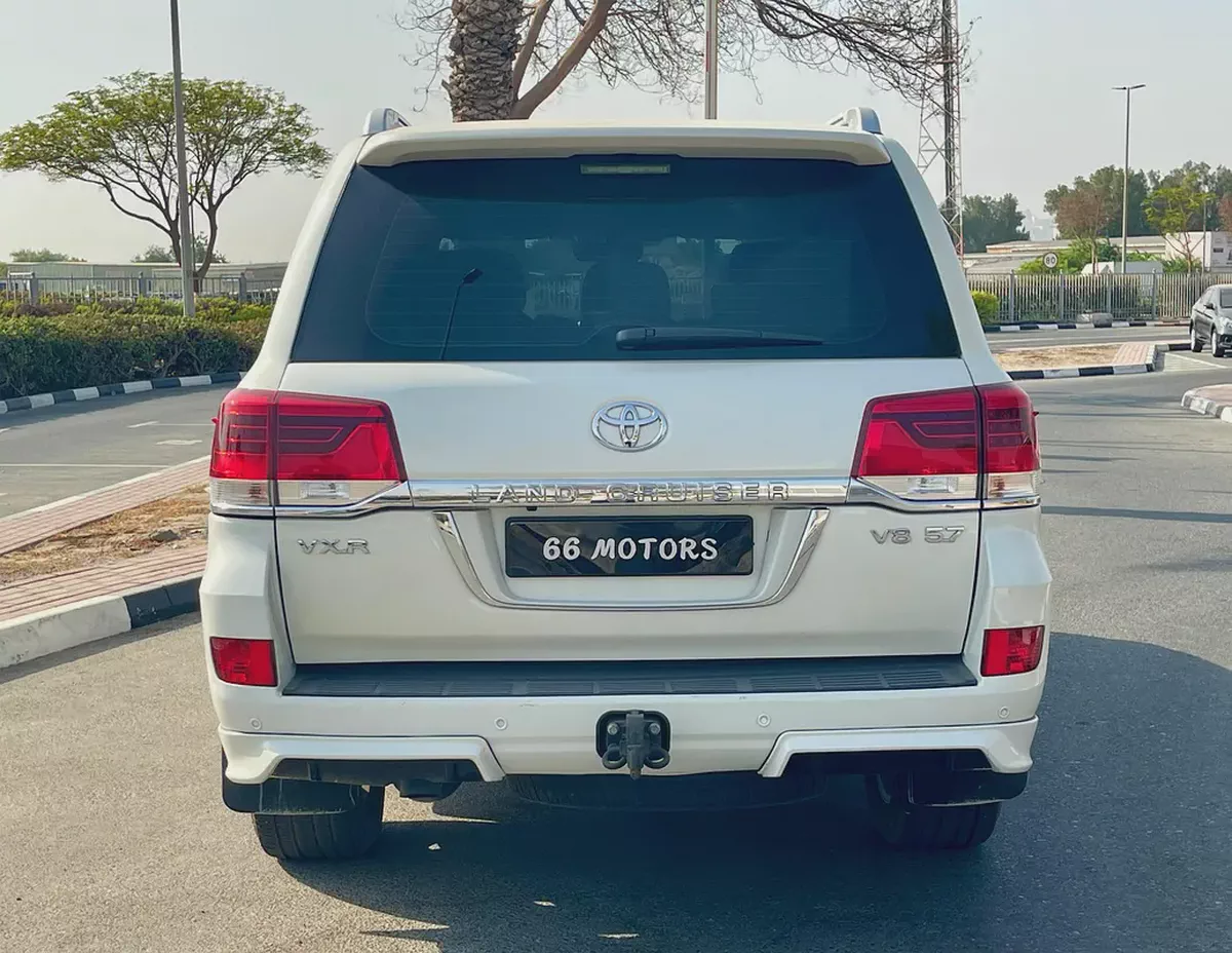 2019 Toyota Land Cruiser VXR 5.7L V8 | GCC Specs | White | 8-Seater | Full Option-3-3